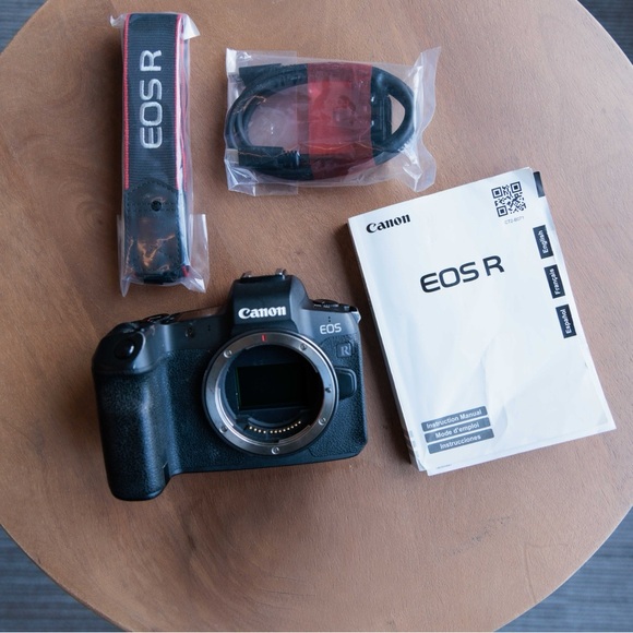 Canon EOS R mirrorless Digital Camera - - Picture 4 of 9